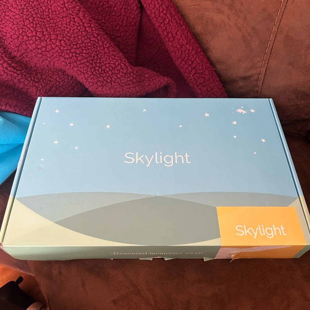 Skylight Digital Picture Frame: WiFi Enabled, Touch Screen - 10 Inch NEW - Picture 5 of 5